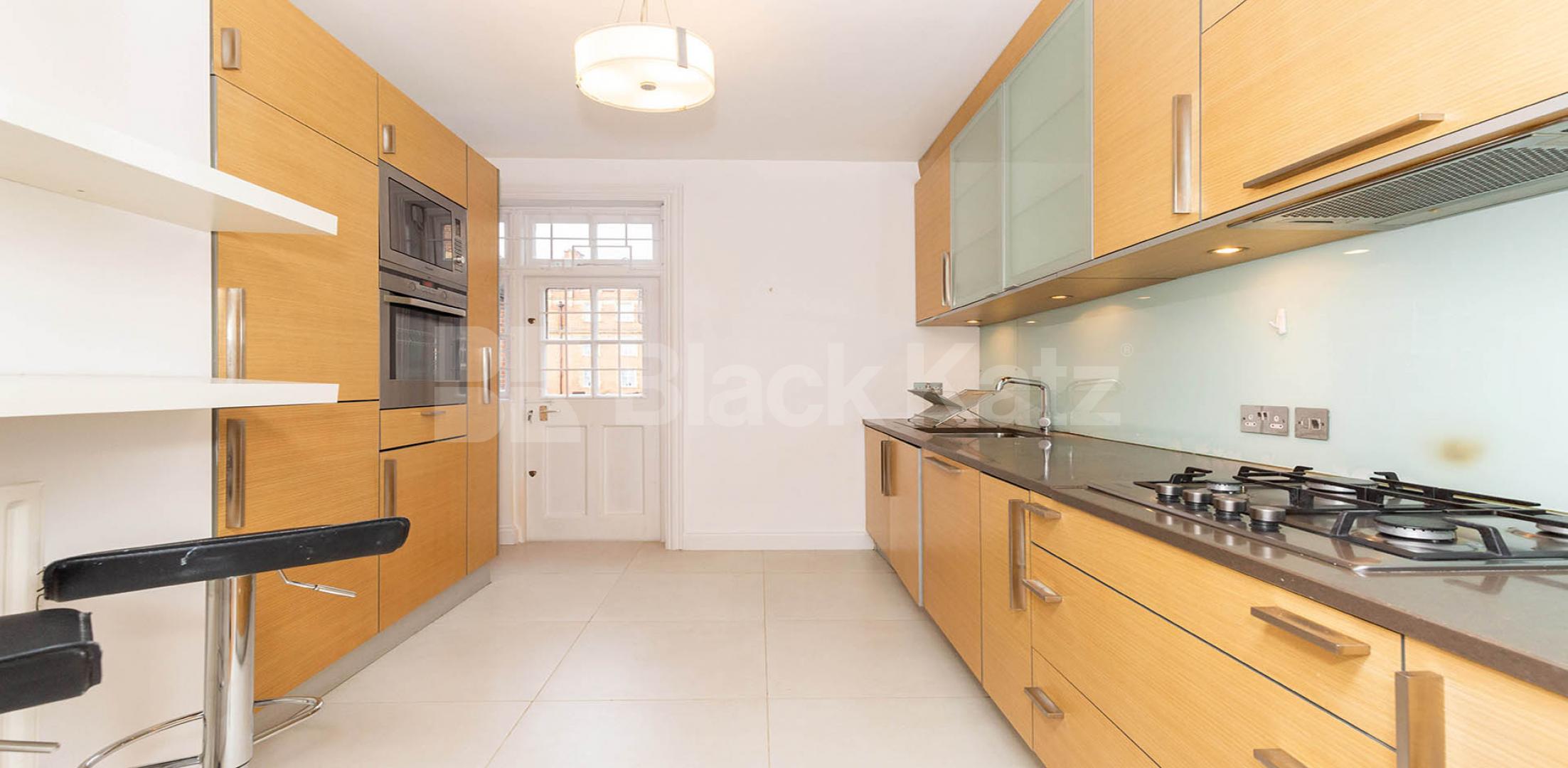 Super recently refurbished 3 bed 2 bath minutes to Baker Street Tube.   Melcombe Court, Dorset Square, Baker Street